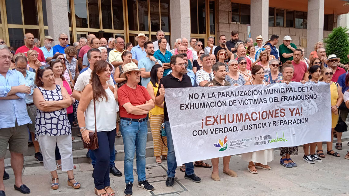 Gran participación exigiendo al Ayuntamiento de Córdoba la no paralización de las exhumaciones de La Salud y San Rafael