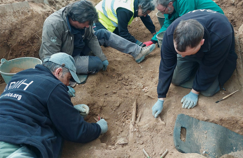 Aparecen los primeros restos de asesinados en la fosa del cementerio de Belalcázar